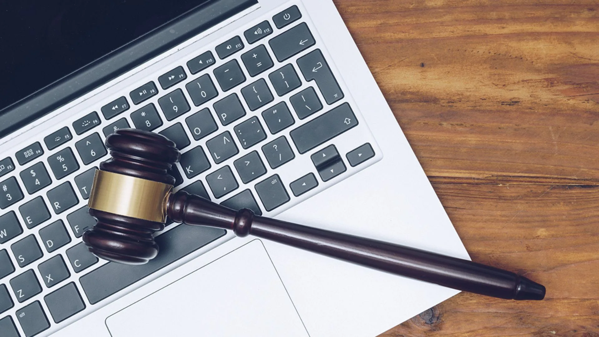 Advogado utilizando notebook para acessar sistemas dos tribunais
